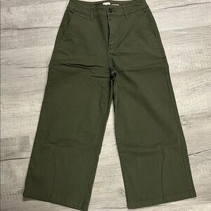 A New Day women’s Classic Olive cropped wide leg Chinos sz 4 inseam 21.5